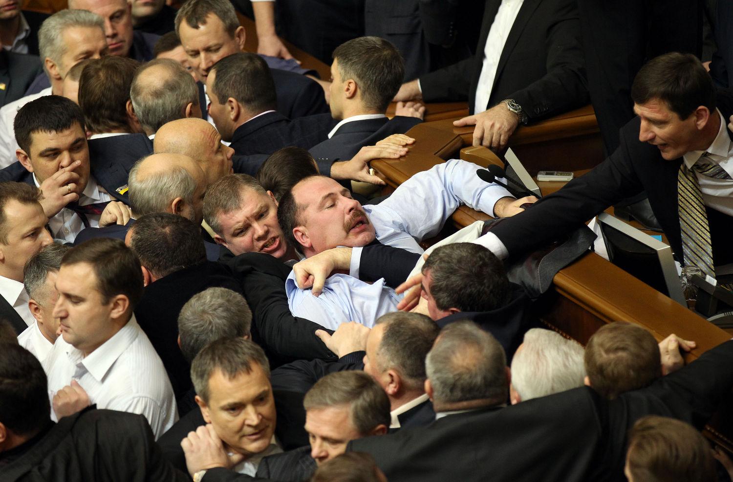 Политика украинских властей. Драка в парламенте. Драка депутатов. Депутаты дерутся. Толпа депутатов.